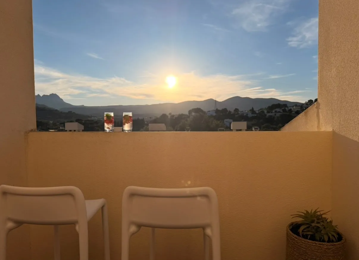 Zonsondergang boven de bergen vanaf het balkon