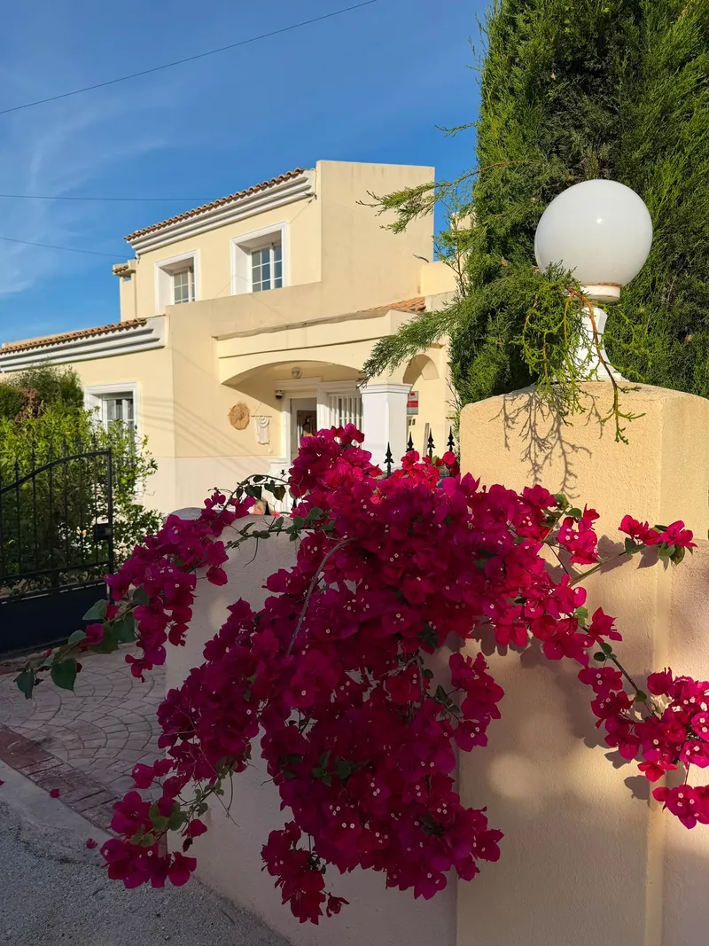 Casa Serena met bloeiende bougainville bij de ingang