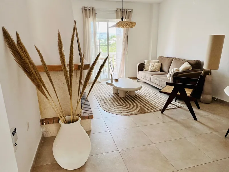 Lichte woonkamer met balkon